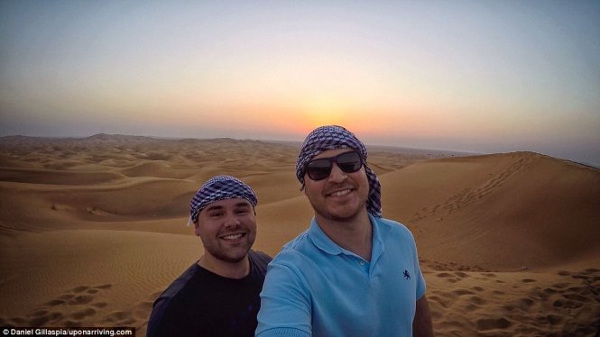 Hai người bạn ngắm cảnh hoàng hôn ở sa mạc Ả Rập - Ảnh: Daniel Gillaspia/Uponarriving.com