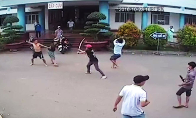 Cảnh chém nhau trong khuôn viên Bệnh viện đa khoa huyện Xuân Lộc được lan truyền trên mạng - Ảnh cắt từ clip.