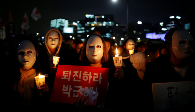 Nhiều người Hàn Quốc biểu tình chống tổng thống Park Geun-hye - Ảnh: Reuters