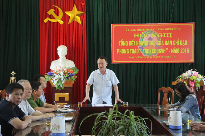 Ông Nguyễn Quang Việt, chủ tịch UBND phường Hưng Phúc chủ trì buổi đối thoại với người dân chiều 14-11 - Ảnh: DOÃN HÒA