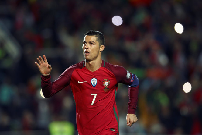 Ronaldo ăn mừng bàn thắng vào lưới Latvia. Ảnh: REUTERS