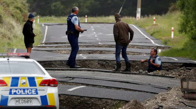 Cảnh sát đánh giá hư hại trên một con đường gần thị trấn Ward trên Đảo Nam, New Zealand sau động đất sáng 14-11 - Ảnh: REUTERS