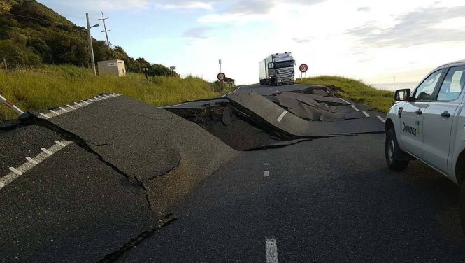 Một con đường bị hư hỏng nặng sau động đất - Ảnh: NZ Transport Agency