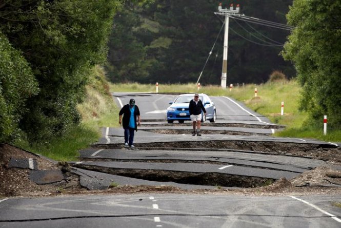 Đường sá ở phía nam Blenheim, Đảo Nam bị hư hại do động đất - Ảnh: REUTERS