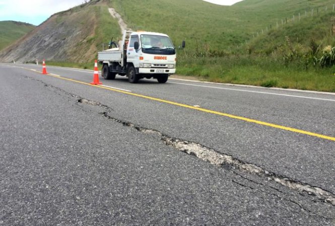Con đường nối thị trấn Seddon và Ward trên Đảo Nam cũng bị hư hại - Ảnh: REUTERS