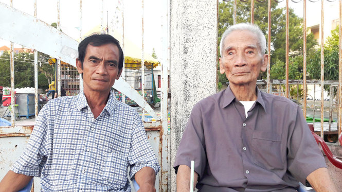 Ông Huỳnh Văn Nén và cha Huỳnh Văn Truyện đến TP Phan Thiết, Bình Thuận ngày 14-11 để thương lượng bồi thường lần thứ 5 - Ảnh: NGUYỄN NAM
