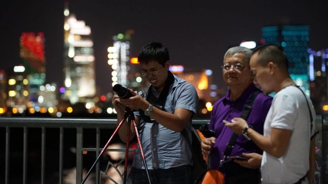Hiện tượng siêu trăng thu hút sự quan tâm đặc biệt của người dân và giới nhiếp ảnh - Ảnh: Thuận Thắng