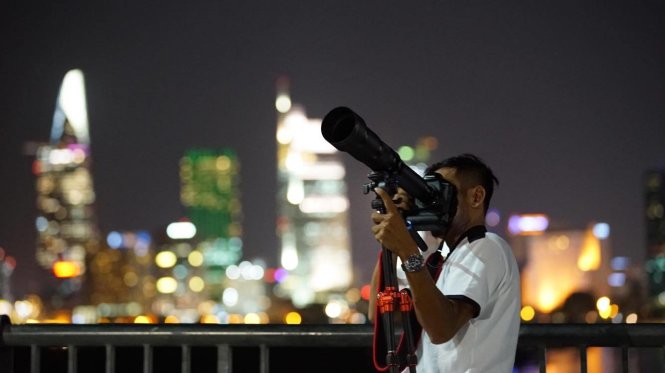 Các nhiếp ảnh gia đang chọn vị trí tốt để chụp siêu trăng - Ảnh: Thuận Thắng