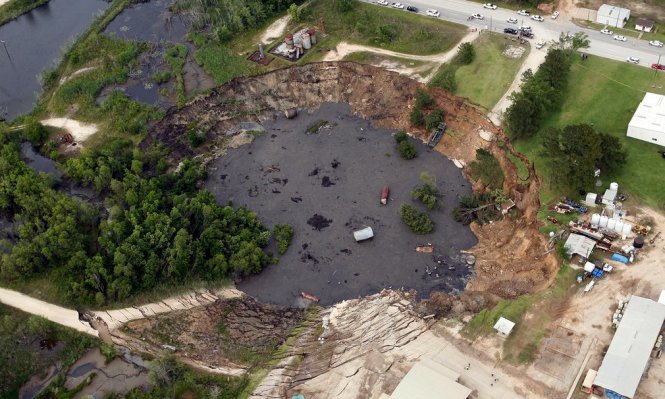 aisetta, 2008

A large sinkhole swallowed up oil field equipment and vehicles in this southeastern Texan city
Photograph: James Nielsen/AP