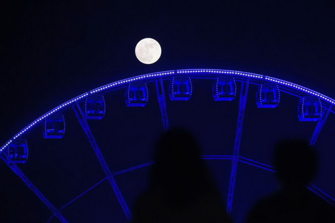 Siêu trăng ở Hong Kong - Ảnh: AFP