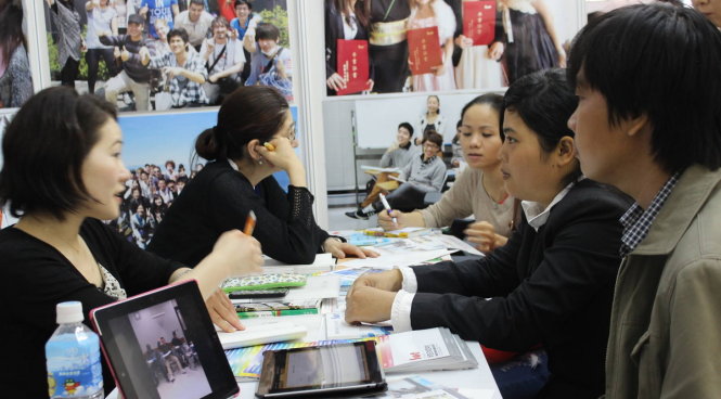 Học sinh, sinh viên tìm hiểu thông tin tại ngày hội du học Nhật Bản được tổ chức ở TP.HCM - Ảnh: Hà Bình