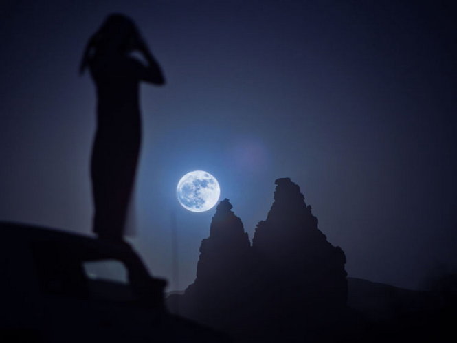 Một người dân ngắm siêu trăng ở Tabuk, Saudi Arabia - Ảnh: AFP