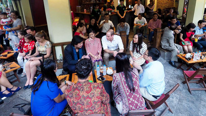 Trong buổi trò chuyện thân mật tại một quán cafe trên phố Thuốc Bắc (Hà Nội), Hoàng tử William đã chia sẻ rất nhiều về việc bảo vệ động vật hoang dã - Ảnh: Nguyễn Khánh