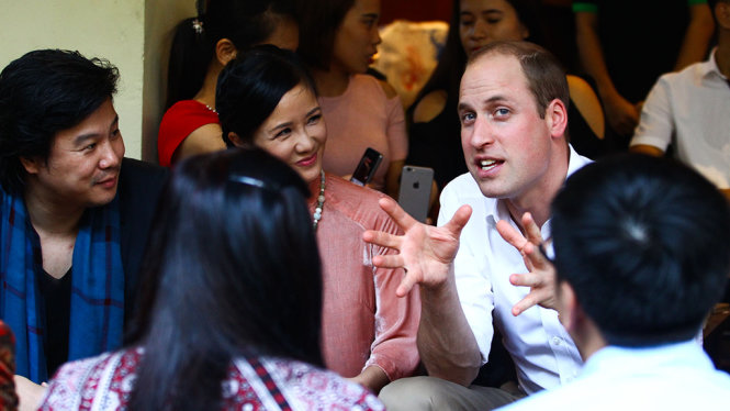 Hoàng tử William trò chuyện với ca sĩ Hồng Nhung và nhạc sĩ Thanh Bùi, hai đại sứ của chiến dịch bảo vệ động vật hoang dã tại Việt Nam - Ảnh: Nguyễn Khánh