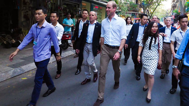 oàng tử William dạo bộ trên phố cổ Hà Nội - Ảnh: Nguyễn Khánh