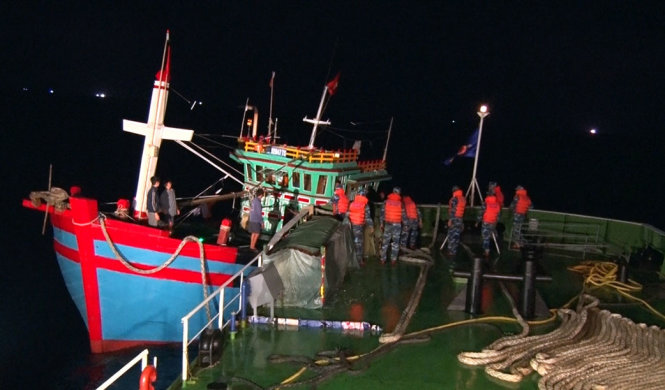 Tàu Cảnh sát biển tiếp cận và lai dắt tàu cá gặp nạn về bờ - Ảnh: CTV