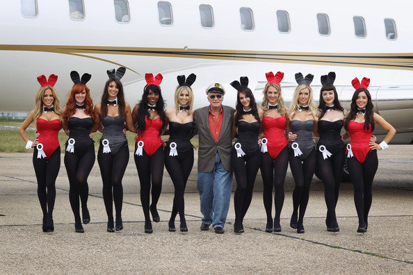 Nhà sáng lập tạp chí Playboy Hugh Hefner (giữa) đến sân bay Stansted Airport - Ảnh: News