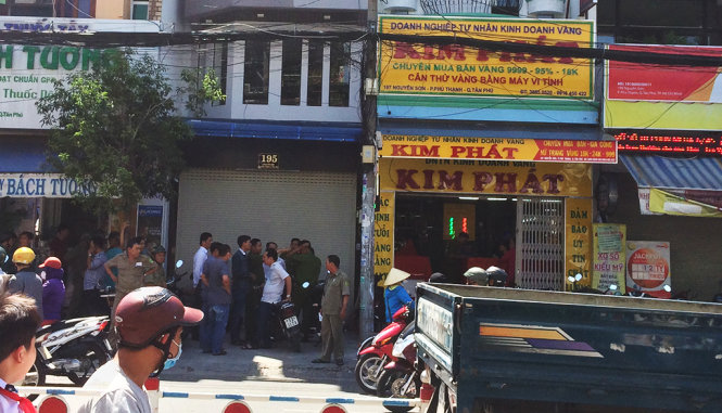 Các lực lượng chức năng đang có mặt tại tiệm vàng Kim Phát - Ảnh: Hoàng Lộc
