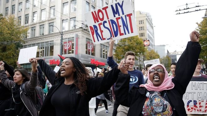 Người biểu tình phản đối ông Trump trở thành tổng thống thứ 45 của Mỹ - Ảnh: AFP