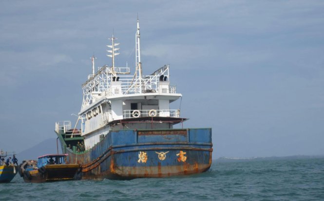 Con tàu trôi dạt vào biển La Gi được đưa vào bờ - Ảnh: QUANG HƯNG