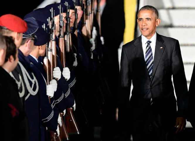 Tổng thống Mỹ Barack Obama rời AirForce One sau khi hạ cánh xuống sân bay Tegel của Berlin - Ảnh: AFP