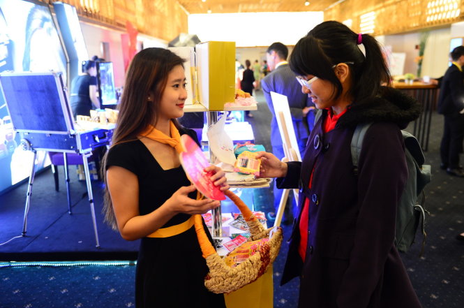 Một bạn được tặng một sản phẩm mỹ phẩm miễn phí tại hội thảo Mỹ phẩm Nhật - Tôn vinh vẻ đẹp Việt chiều 18-11 - Ảnh: QUANG ĐỊNH