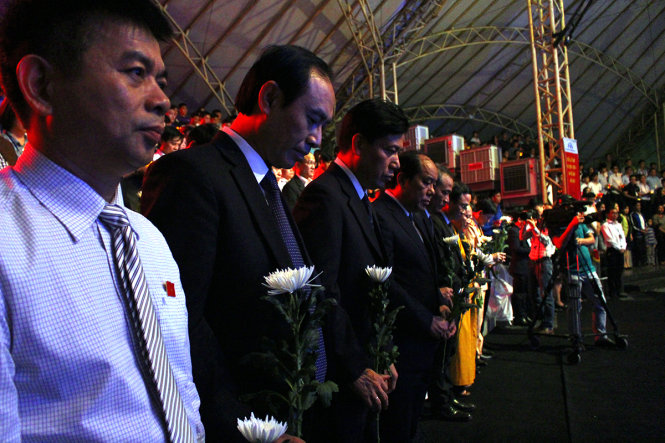 Các đại biểu dành một phút mặc niệm tưởng nhớ các nạn nhân tử vong vì TNGT - Ảnh: Hà Thanh