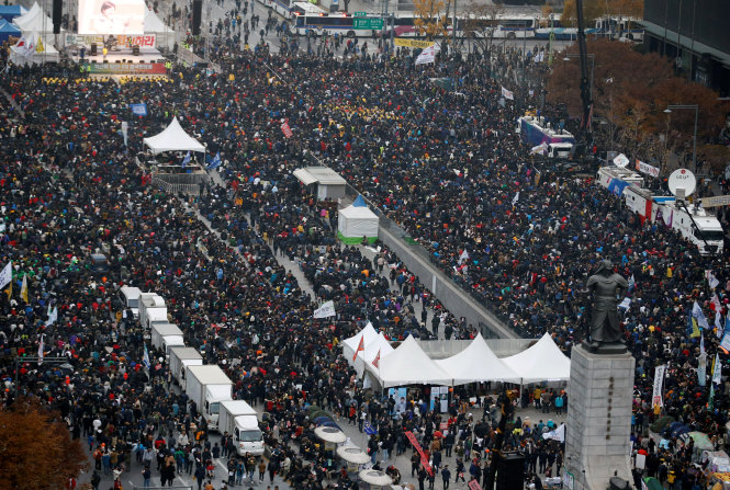 Hàng chục ngàn người dân Hàn Quốc lại tụ tập biểu tình đòi bà Park Geun-hye từ chức tại thủ đô Seoul ngày 19-11 - Ảnh: Reuters