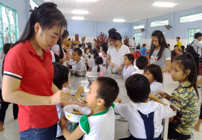 Mỗi học sinh lớn kèm cặp, chăm sóc một học sinh nhỏ từ ăn uống đến học hành - Ảnh: SƠN LÂM