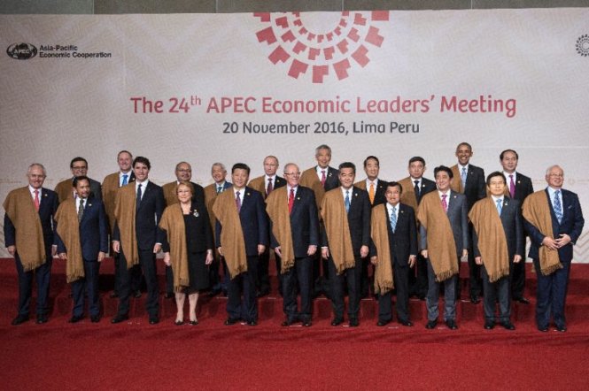 Các nhà lãnh đạo APEC chụp ảnh tại hội nghị ở Lima, Peru - Ảnh: AFP