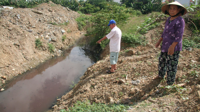 Người dân ở phường Phước Hải, TP Nha Trang đã từng kêu cứu vì nước thải, máu heo từ một số lò mổ trong phường thải ra gây ô nhiễm nặng cả khu dân cư - Ảnh: Phan Sông Ngân