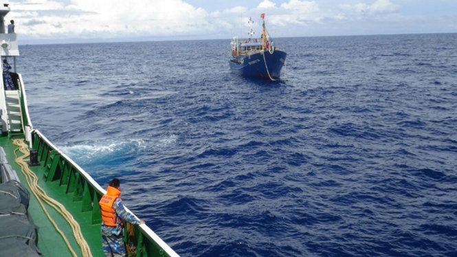 Tàu Cảnh sát biển 6007 đang tiếp cận và lai kéo tàu cá bị nạn về bờ - Ảnh: Đ.ĐỊNH