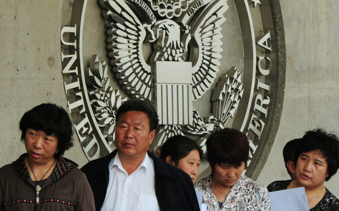 Xếp hàng chờ xin visa ở đại sứ quán Mỹ tại Bắc Kinh - Ảnh: AFP