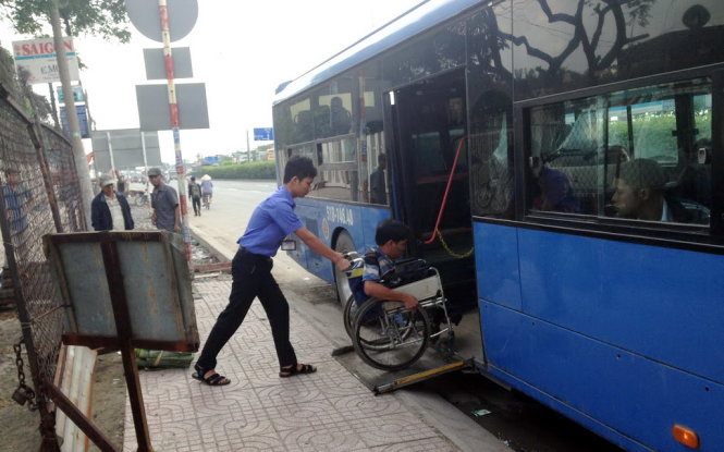 Hành khách khuyết tật được tiếp viên xe buýt tuyến số 33 giúp đỡ