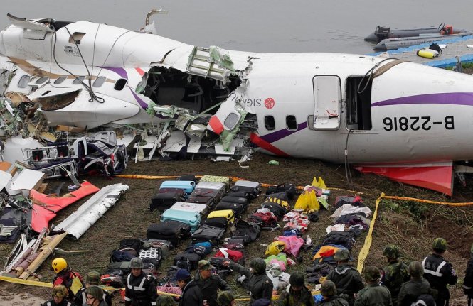 Hành lý của các nạn nhân bị thiệt mạng trong vụ tai nạn máy bay của hãng TransAsia số hiệu GE235 hồi tháng 2-2015 đã làm 43 người thiệt mạng - Ảnh: Reuters
