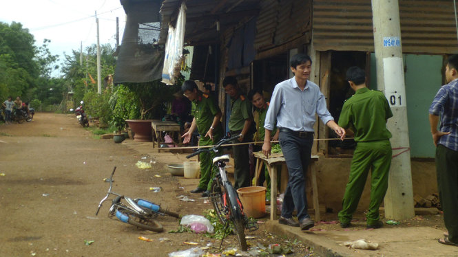 Cơ quan cảnh sát điều tra Công an tỉnh Bình Phước thực hiện khám nghiệm hiện trường sáng ngày 8-6 - Ảnh: CHÍ PHONG