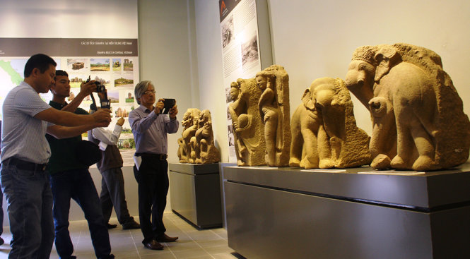 Có 28 cổ vật Chàm được giới thiệu tại phòng trưng bày - Ảnh: NHẬT LINH