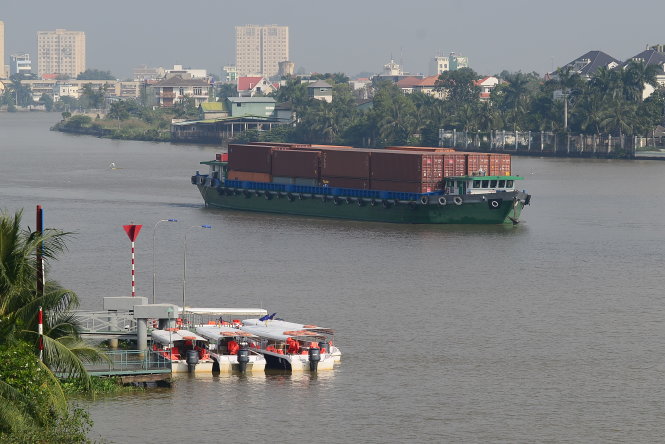 TP.HCM dự kiến xây bến cảng để tăng cường vận tải bằng sà lan. Trong ảnh: sà lan vận tải container trên sông Sài Gòn - Ảnh: Q.ĐỊNH