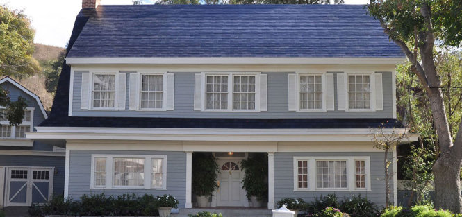 Một trong những ngôi nhà có ngói lợp là các bảng điện mặt trời của Tesla - Ảnh: Tesla
