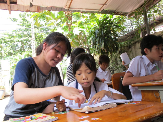 Bạn Trần Thị Nhung hướng dẫn các em trong lớp học tình thương P.An Phú, Q.2, TP.HCM - Ảnh: K.ANH