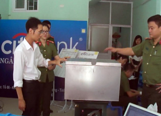 Nguyễn Mạnh Hà (áo trắng) thời điểm bị lực lượng Công an kiểm tra - Ảnh: Công an tỉnh Quảng Ninh