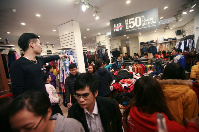 Đông khách hàng lựa chọn các shop thay vì vào trung tâm thương mại lớn - Ảnh: Nam Trần