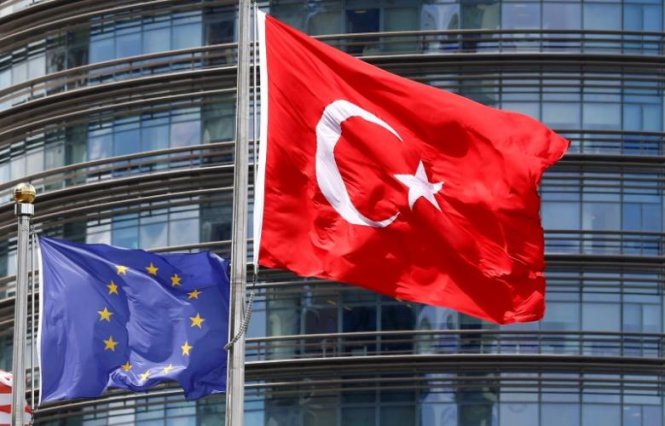 Cờ Liên minh châu Âu và cờ Thổ Nhĩ Kỳ bay bên ngoài một khách sạn ở Istanbul, Thổ Nhĩ Kỳ - Ảnh: Reuters