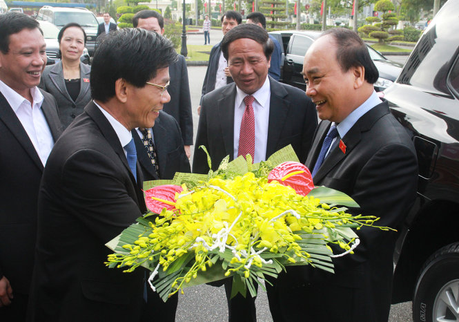 Thủ tướng Nguyễn Xuân Phúc đón nhận hoa của cử tri nhân dân quận Hải An, TP Hải Phòng khi về tiếp xúc, lắng nghe ý kiến của người dân - Ảnh: Hoàng Tùng