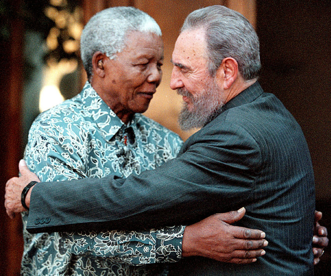Cựu tổng thống Nam Phi Nelson Mandela gặp chủ tịch Fidel Castro - Ảnh: Reuters