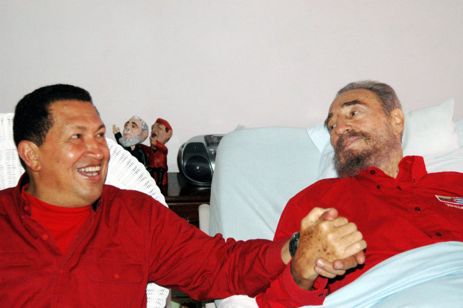Cựu tổng thống Venezuela Hugo Chavez thăm chủ tịch Fidel năm 2006 - Ảnh: Reuters