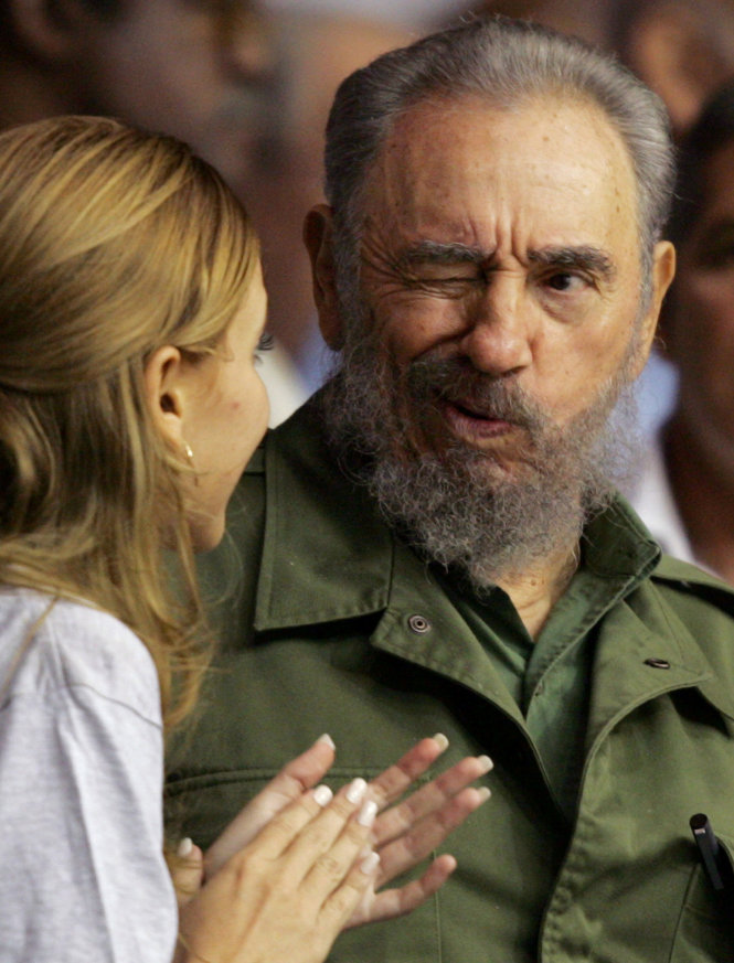 Chủ tịch Cuba Fidel Castro nháy mắt với một cô gái tại lễ tốt nghiệp của các sinh viên nghệ thuật tại khu tổ hợp Sports City ở Havana ngày 28-10-2005 - Ảnh: Reuters