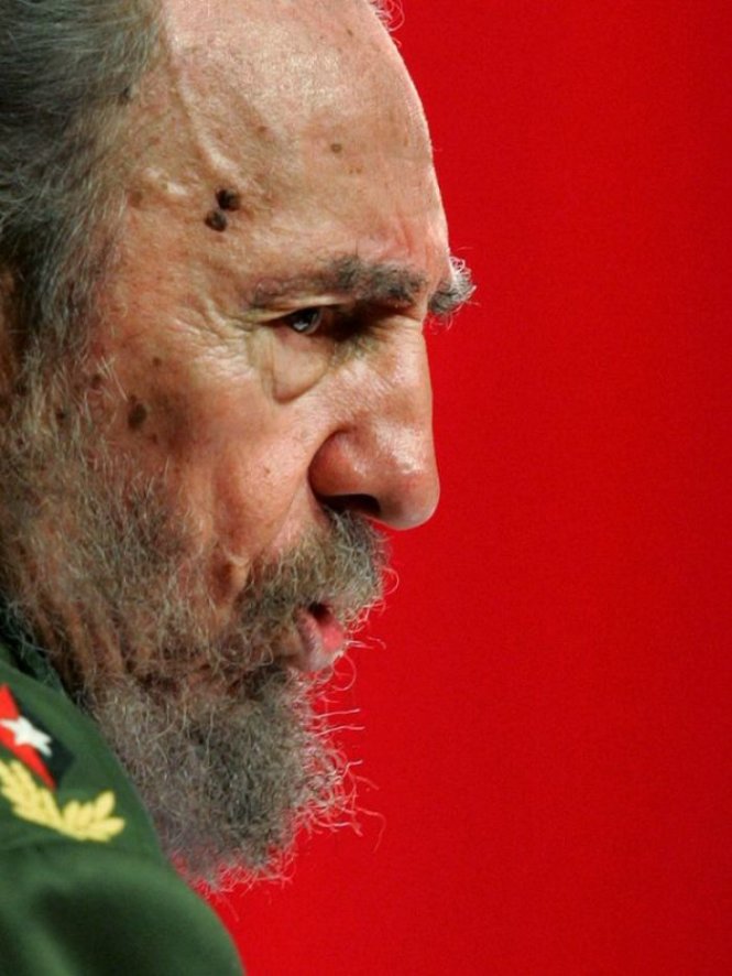Ông Fidel Castro phát biểu trước các khán giả ở nhà hát Karrl Marx tại Havana, tháng 7-2005 - Ảnh: Reuters
