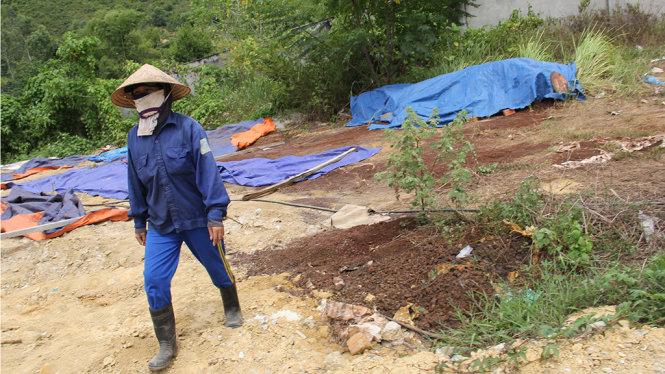 Hiện trường khu vực chôn lấp chất thải lạ của Công ty TNHH MTV Dịch vụ môi trường Ánh Dương tại Đà Nẵng - Ảnh: TRƯỜNG TRUNG