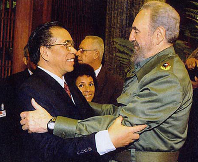Chủ tịch Fidel Castro đón Tổng Bí thư Nông Đức Mạnh - Ảnh: XUÂN TUÂN